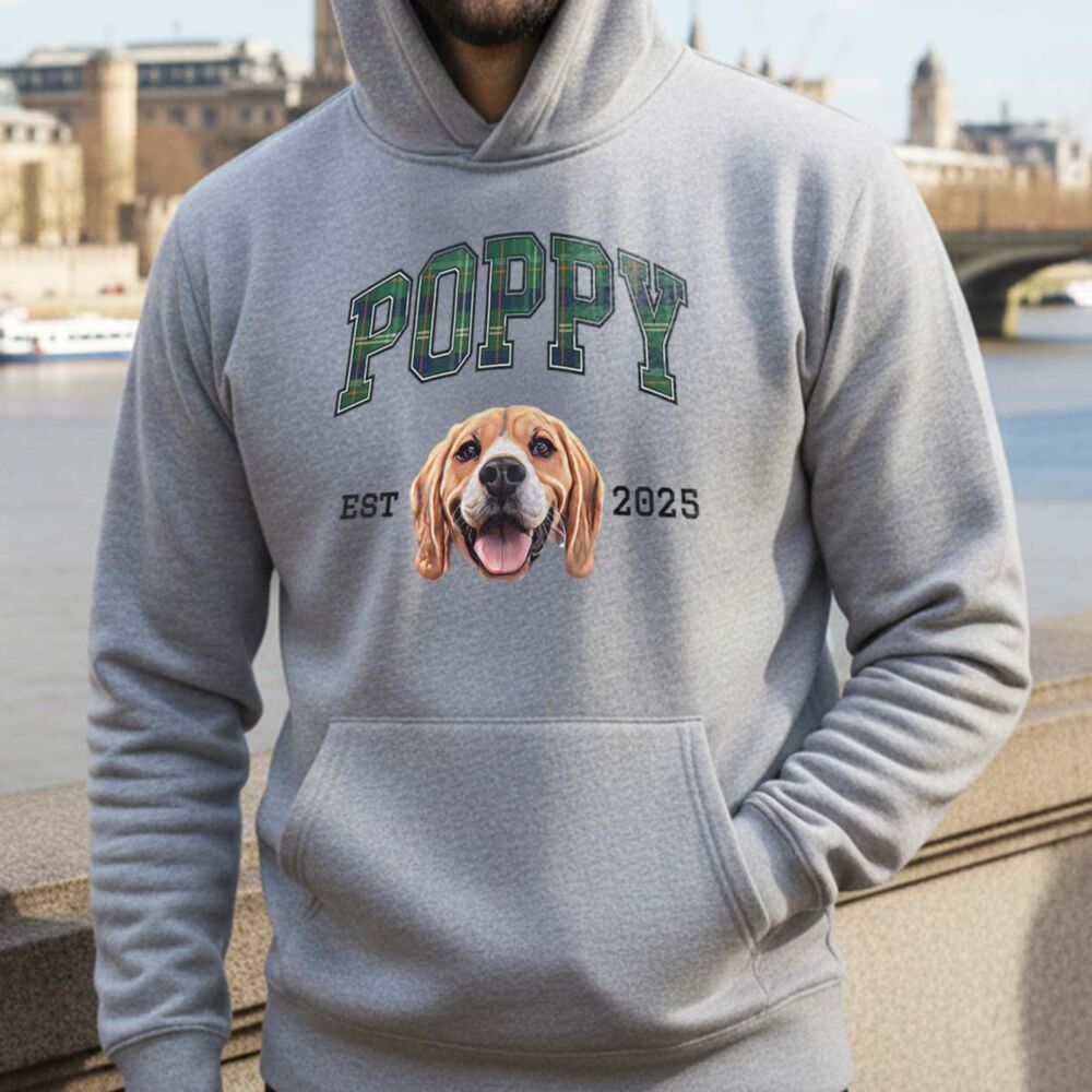 Personalisierter Kapuzenpullover mit Haustier-Porträt, Namen und Jahr – College Design
