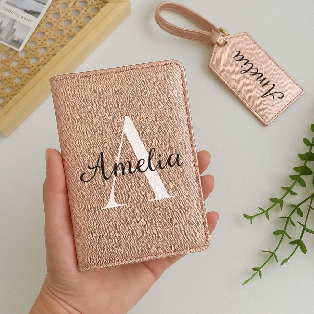 Personalisierbare Reisepasshülle und Koffertag mit Monogramm