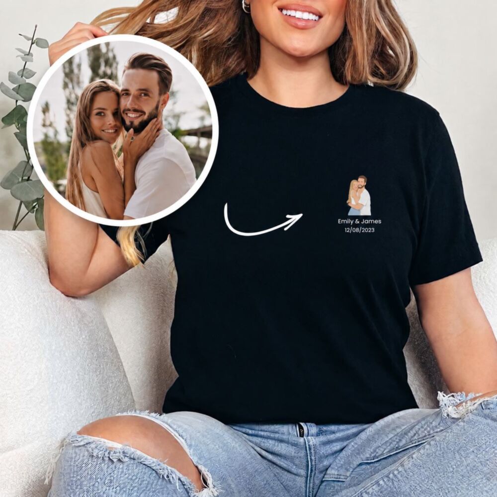 Personalised black T-shirt with small illustration – the couple photo becomes an illustration with names and date on the chest Personalised black T-shirt with small illustration – the couple photo becomes an illustration with names and date on the chest